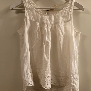 Linne strl 34 - Fint linne med spets i nederkant. Storlek 34. Hämtas i Bromma eller skickas, köparen står då för frakt 