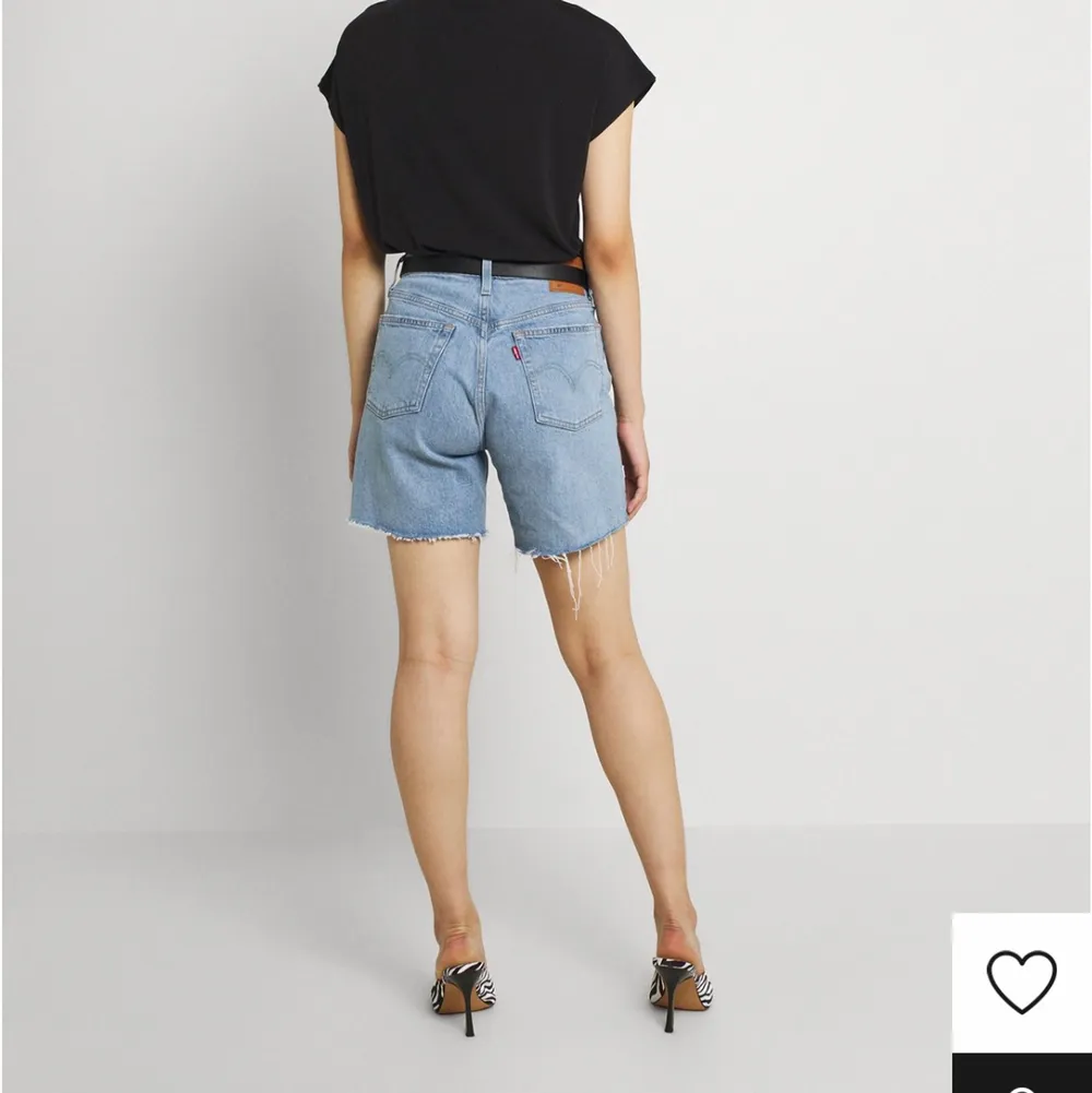Fina levis jeans-shorts, i nyinköpta och iprincip oanvända. . Shorts.