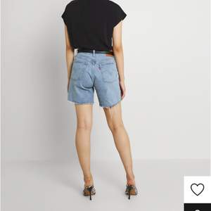 Fina levis jeans-shorts, i nyinköpta och iprincip oanvända. 