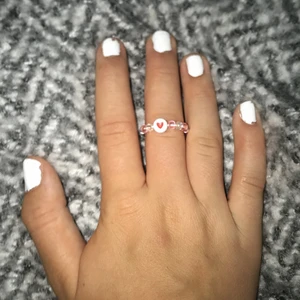 Ring - Ring med rosa och genomskinliga pärlor med ett hjärta i mitten ♥️ ringen är lite slarvig shirt och om någon vill köpa den ska jag göra den lite mer någrant:) 