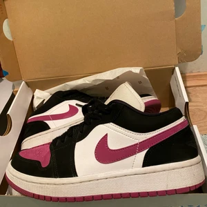 Air Jordan 1 Low - (LÄGGER UPP IGEN)💓Säljer mina Air Jordan 1 Low Black/cactus flower- white. Dem är något Creasade och har slitits lite på sidorna. Dem är väldigt populära och slutsålda av vad jag såg sist.❤️ De kommer med original box, säljer för inte andvänt dem lika mycket på sistone.💕  