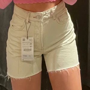 Shorts - Säljer dessa jeansshorts ifrån zara som är använda 2 gånger bara! Så de är som nyskick, så snygga!