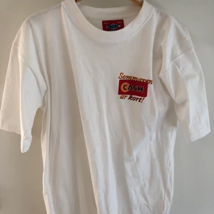 Vintage T-shirt  - Vit vintage T-shirt med tryck. Storlek M men sitter lite oversized. 