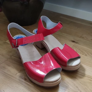 Torpatoffeln Trä sko sandal  - Säljer mina skor från Torpatoffeln då de tyvärr är för stora för mig. De är endast testade och i nyskick. Storlek 39 (ganska stora i storleken).  Det är ett fynd!! 