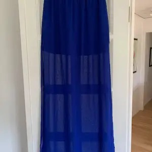 En lång kjol som har två slitar på varje sida på benet. 