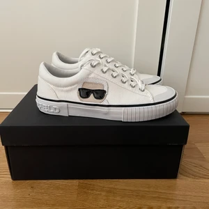 Karl Lagerfeld skor - Helt oanvända Karl Lagerfeld skor! Slut på hemsidan, säljer för de aldrig kom till användning, storlek 39.