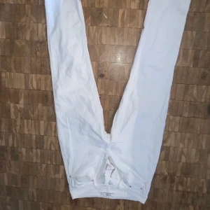 Vita jeans - Säljer dessa simpa jeans från nakd, säljer eftersom dem inte kommer till användning💕