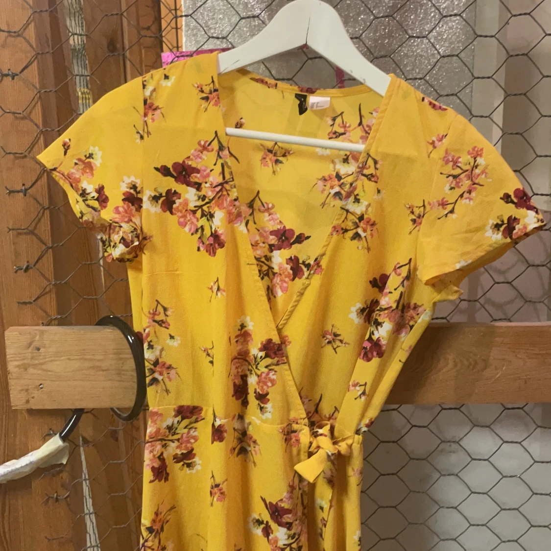 Gul blommig klänning  - 91