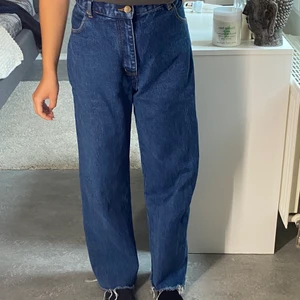 Sydda Jeans - Jag har sytt dess jeans själv därför har de inga bakfickor men om man vill du på bakfickor kan jag skicka med dem! Jätte stora framfickor som är riktigt rymliga. Storlek är okänd men skulle säga 34-38 beroende hur man vill ha dom jag är 35.