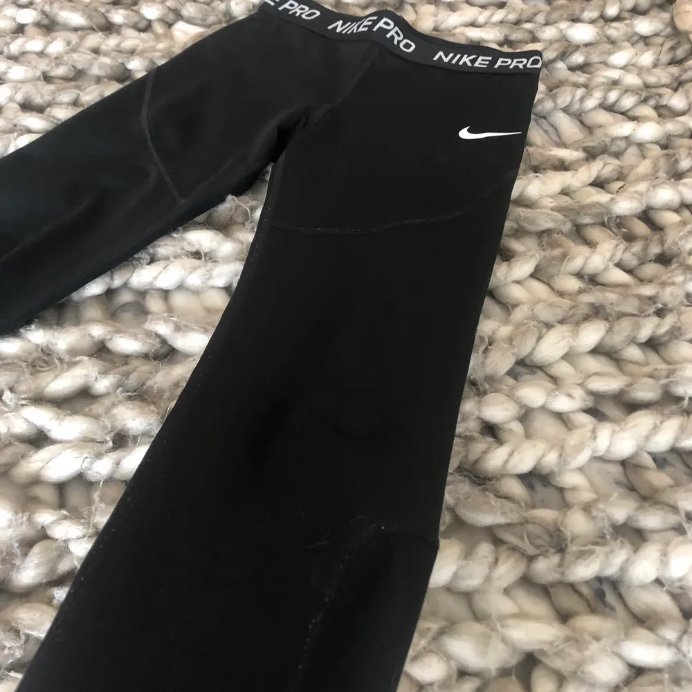 Jätte fina tränings tights från nike. Dem är inte high waist och inte low men nått där emellan.. Jeans & Byxor.