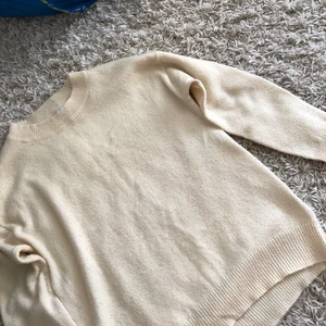 Stickad tröja i storlek s - Helt o andvänd stickad tröja, säljer pga för liten