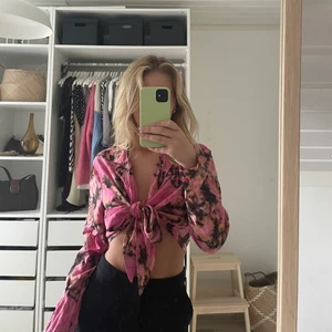 Mönstrad skjorta - Asball mönstrad knytningskjorta från ISTAY, den är i storlek L men passar även mig som är en S då jag tyckte den satt snyggt. (köpt från Carlings)