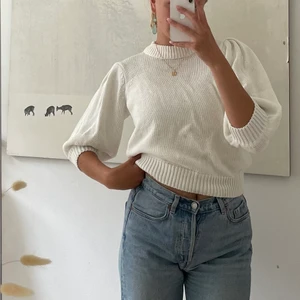 STICKAD TRÖJA MED PUFFÄRM - Supersöt stickad tröja från Gina tricot med puffärm och snygg krage. Strl m, bra skick men liiiten fläck på mitten av tröjan. 