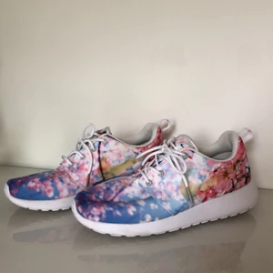 Nike skor - Roshe one  - Ett par svincoola och unika Nike skor. Modellen heter Nike roshe one, cherry blossom. De är använda endast 2-3 gånger då de tyvärr är något små för mig. Jag har storlek 38-39 i skor. 