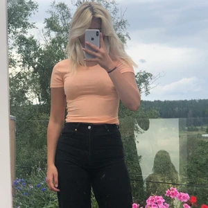 Snygg Aprikos t-shirt - Super snygg aprikos t-shirt. Aldrig använd då jag aldrig hann skicka tbx . Prislappen sitter kvar. köpt för 149kr säljer för 99kr