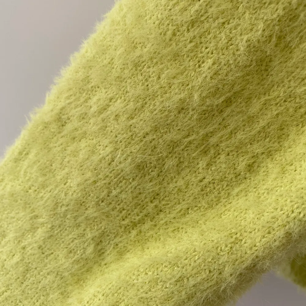 Extremt mjuk neongrön/gul kofta med snörning från H&M strl XL. Tröjor & Koftor.