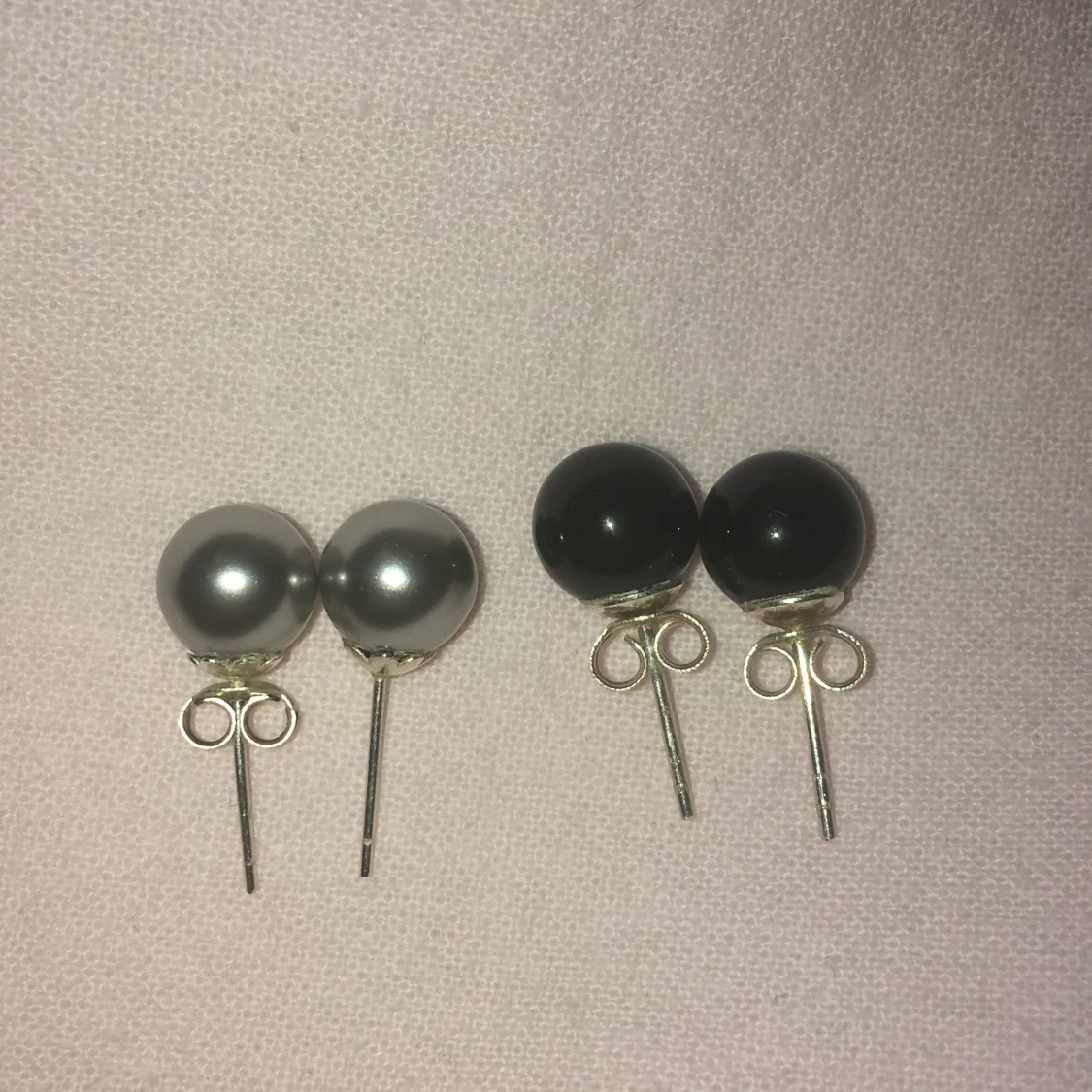 Svarta och vita pärlörhängen
