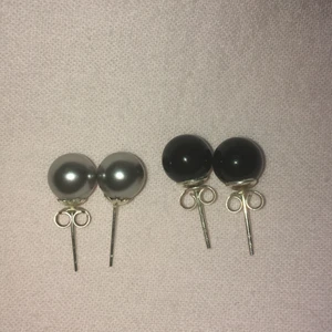 Svarta och vita pärlörhängen - Söta pärlörhängen i ett set med vita och svarta😍❤️De är från second hand men har aldrig använt dem själv:) som ni ser så saknar en av de vita pärlörhängena ett örhängestopp men man kan bara ta ett annat som passar💕 gratis frakt!