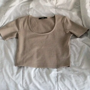 BIKBOK tröja, beige, STORLEK M - En helt ny och oanvänd tröja som jag köpte på BIKBOK bara för någon vecka sedan.
