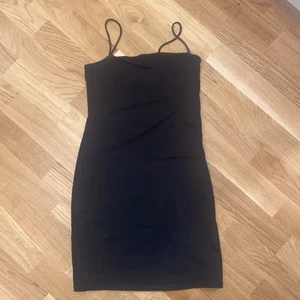 Klänning med spaghetti band - Svart tight klänning med spaghetti band. Storlek XS.