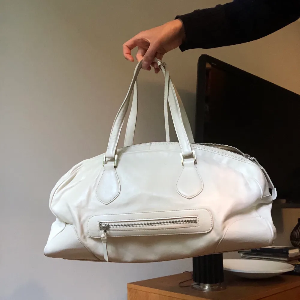 En jättegullig, vit handväska som passar allt! Den är väl använd och har därför lite skråmor på lädret, därav priset. Hör gärna av dig om extra bilder/ frågor! 🧡. Accessoarer.