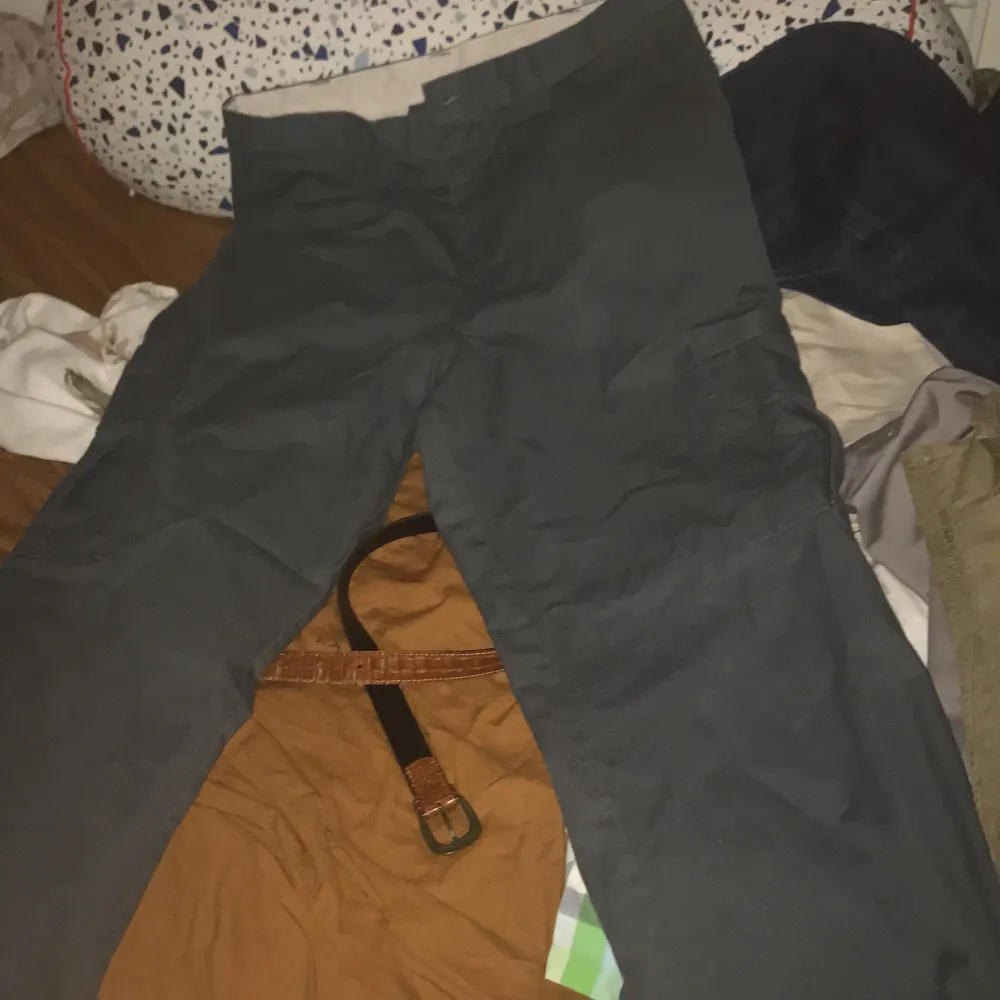 Dickies cargo pants i storlek 36x32, färgen är mörkgrå-ish. Jeans & Byxor.