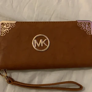 Michael kors plånbok  - Tror den är fake men den är väldigt fin ändå, använder inte plånbok så bättre o sälja den, aldrig använt. ❤️