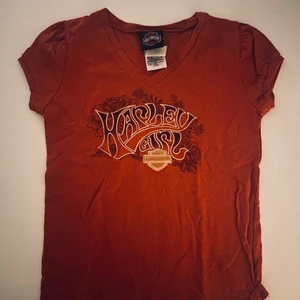 Harley Davidson baby tee - Jättefin baby tee från Harley Davidson, med glitterdetaljer🧡 passar mig i st S! Buda i kommentarerna❤️‍🔥