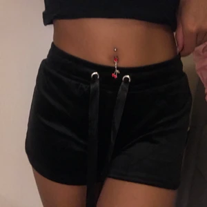 Mjuka Shorts  - Ett par mjuka shorts från Gina aldrig använt, svarta storlek xxs passar xs oxå 