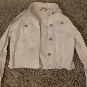 Vit jeans jacka - Använ 3 gånger ungefär och köpt på barnavdelningen på Cubus men passar mig som är xs/s. ❤️