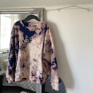 Russell Athletic-tröja (batik) - Russell Athletic-sweatshirt som är köpt här på plick! Kommer inte till användning längre!