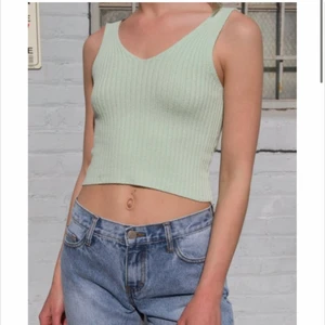 Brandy melville ”rina tank top” - Säljer denna fina topp från brandy melville som har jätteskönt material för endast 80kr (nypris 216kr) 😊 köparen står för frakten, kan också mötas upp i täby 🥰