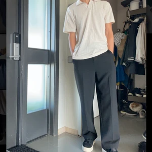 Kostymbyxor från asos - Säljer mina kostymbyxor från ASOS för att de inte passade mig, köpte från annan användare här på plick. Men väldigt gott skick, inga fläckar, men de är uppsydda några centimeter. Köparen står för frakt!