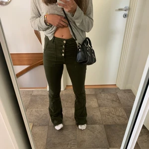 Zara jeans ! - Säljer dessa sjukt snygga jeansen från Zara ! De är klippta så att de är långa på mig som är 163 🤩🙌🏻