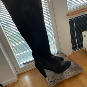 Svarta overnee stövlar med hög klack - Sköna stövlar, tjock klack från din sko. Buda från 300