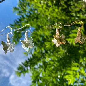 butterfly earring 🦋 - egengjorda fjärils örhängen i både silver och guld ⭐️ 35kr-styck!!