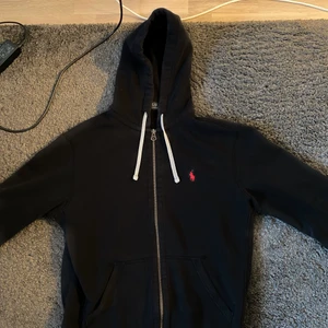 Ralph Lauren kofta i storlek S  - Ralph lauren kofta i storlek S. Fin och väldigt fräsch. Passar perfekt nu till hösten.