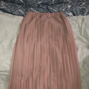 Plisserad rosa kjol från boohoo i bra skick! Storlek S. Pris 100kr och köpare står för frakt 💕 bara att skriva om ni vill ha fler bilder och pris kan diskuteras 
