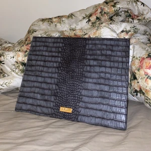 By Bianca Datorfodral - Säljer denna fina fodral, aldrig använts så den är i nyskick! 15 tum är storleken. Denna går ej att få tag på längre så passa på🥰  Nypris 599kr