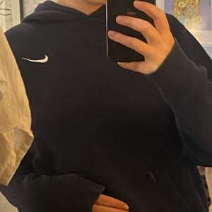 En fin och trendig blå Nike hoodie som tyvärr inte används längre<3 passar på mig som oftast bär S!!! (står XL för ca 15 åringar) köparen står för frakten!!! Gott skick!!! 