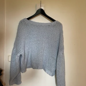 Stickad tröjan - Ljusblå stickad tröja 