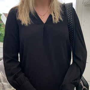 blus - oanvänd blus från veromoda. storlek S