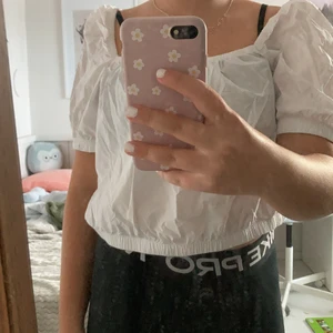 Vit festlig topp med puff ärmar - Lite genom slinkig och skrynklig men knappt använt! Lite stor i armarna