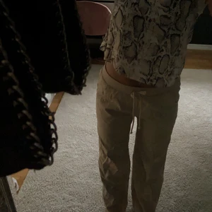 Beiga linnebyxor passar som Xs/s 🤎 - Säljer mina linnebyxor i helt nytt skick aldrig använt, passar som xs/s, är ungefär 170 och dem går ner till fötterna