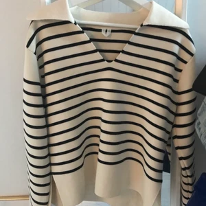 Randig tröja från Arket⚡️⚡️ - Jättefin trendig tröja från Arket som är slutsåld på hemsidan! Använd en gång💘 Nypris 790 jag säljer för 500kr +frakt💘🤩