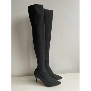 Lårhöga klackar - Stretchiga ”sockboots”, spetsig tå. Fint skick. Använda ett fåtal gånger. Gratis frakt, drar av 50kr vid upphämtning i Stockholm.