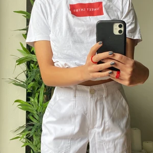 Vit sweet sktbs t-shirt 🤍❤️ - Denna är i XS och säljs inte längre, köpte den på junkyard för några år sen. Nypris 300kr säljer för 120kr, knappt använd. 