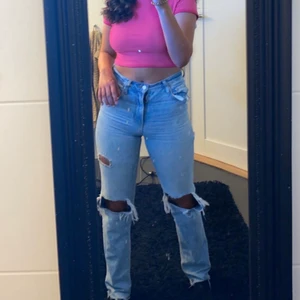 Zara jeans  - Säljer dessa jeansen från zara då jag har blivit för stor, storlek 36, jag är 172 och dom är lite långa på mig, buda från 150🥰(frakt 62 kr)
