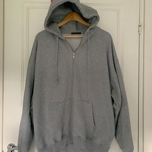 Brandy Melville hoddie  - Säljer denna brandy Melville hoddien. Den är i ONE SIZE men skulle säga att den sitter som en M-L. Är andvänd cirka 5 gånger, ör i väldigt fint skick. Budet börgar på 250kr men kan köpas direkt för 400kr + frakt. Köparen står för frakten men kan även mötas upp i nacka området☺️