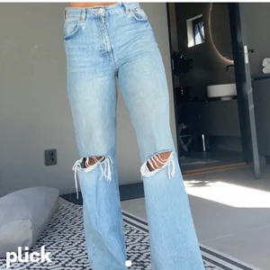 Håliga Zara Jeans - Säljer mina väl använda Zara jeans med hål i knäna. Höga i midjan och långa i benen. Första bilden är lånad!💕Köparen står för frakten! 